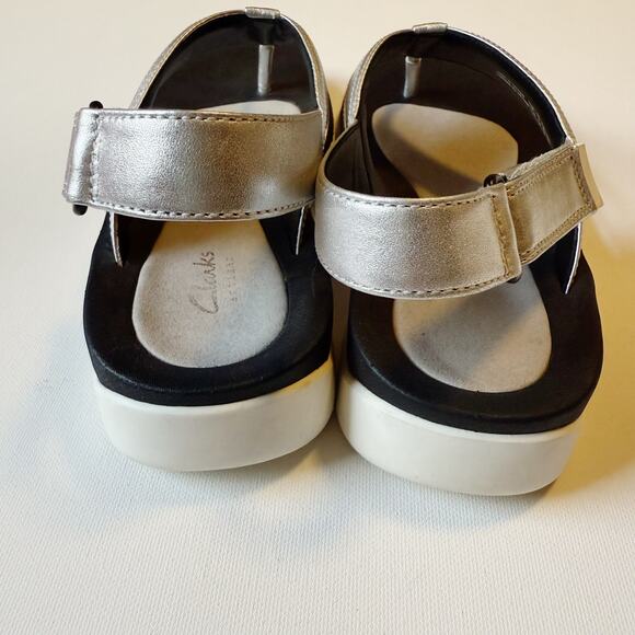 Clarks Silver Flip Flop Sandals with Strap Women's Size 9 - Picture 6 of 9